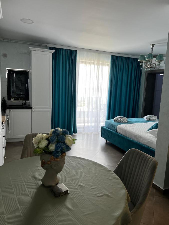 Myosotis Mamaia Studio By The Lake Lägenhet Exteriör bild